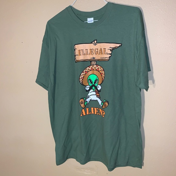 Gildan green illegal alien Tshirt size XL - Picture 1 of 3